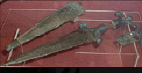 Dague Celte IVème siècle AV JC (fouille).png